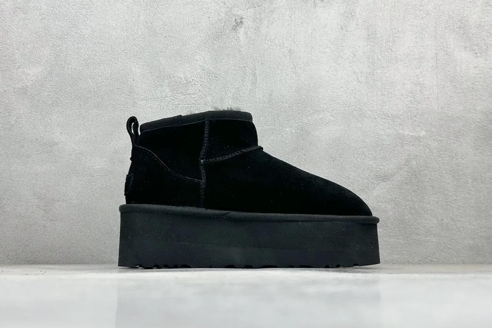 🐲💰 520 supports stores. The top version on the market UGG Mini thick-soled short tube 5cm. Xiaohongshu's hot model. Produced by a major foreign trade factory in Guangzhou. The toe box and the insole are all made of genuine sheep fur. Independent outer box packaging. Chip. With waterproof technology. Different from any version on the market. 5cm thick sole. Independent original development of outsole. Cashmere insole. It is a very suitable choice for going out in winter and at home. In the new year, uug has launched a style series, which is partially biased towards the preferences of young consumers. It has also moved to the forefront of fashion trends. Shoe body material: water-repellent coated suede upper, 17 mm UGGPURE™ implanted wool insole, lightweight non-slip comfortable rubber outsole, brand LOGO trademark, complete package, item number: 1135092, size: 35 36 37 38 39 40
